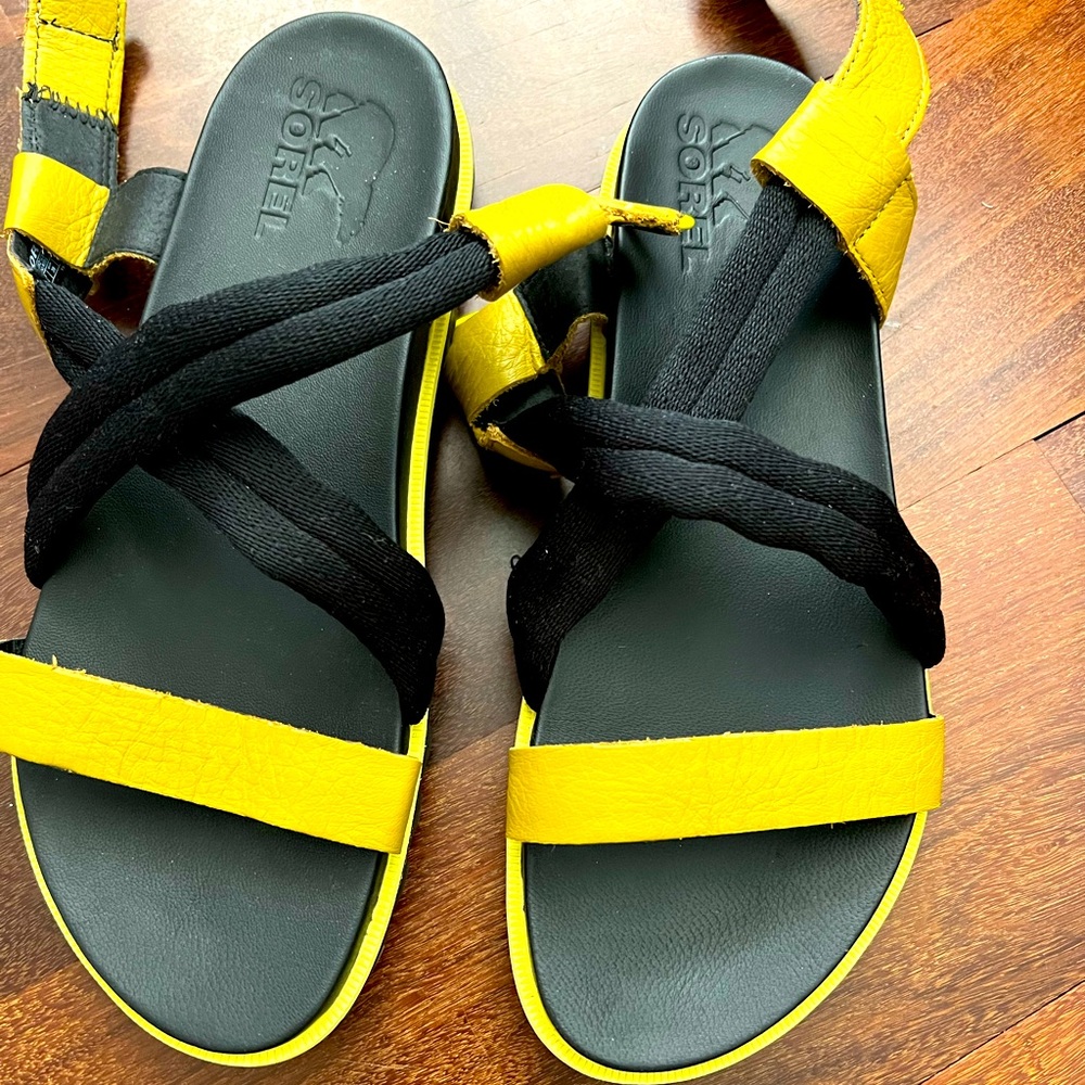 Sorel yellow mustard/black sandals